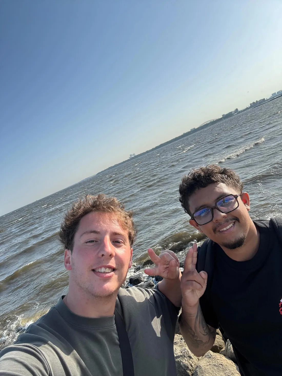 Jérémy et un voyageur au bord de la mer