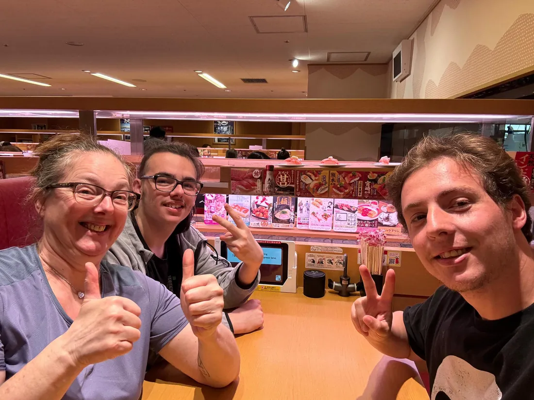 Jérémy et ses voyageurs dans un restaurant de sushis