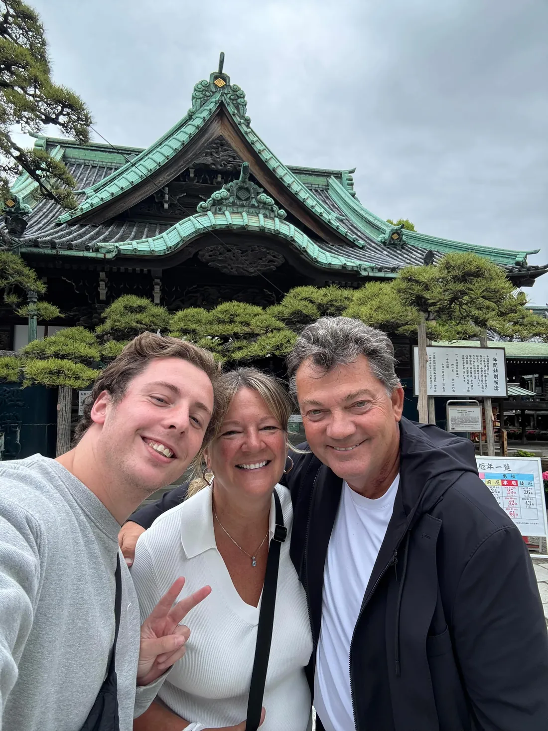 Jérémy avec un couple de voyageurs devant un temple