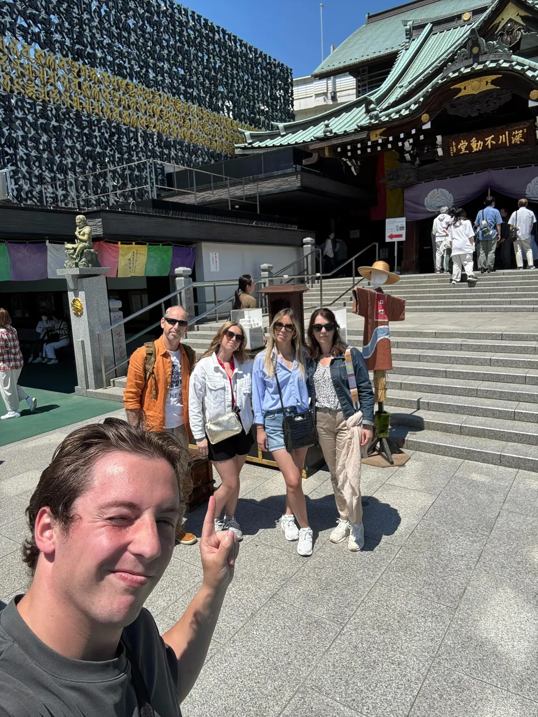 Jérémy et ses voyageurs devant un temple