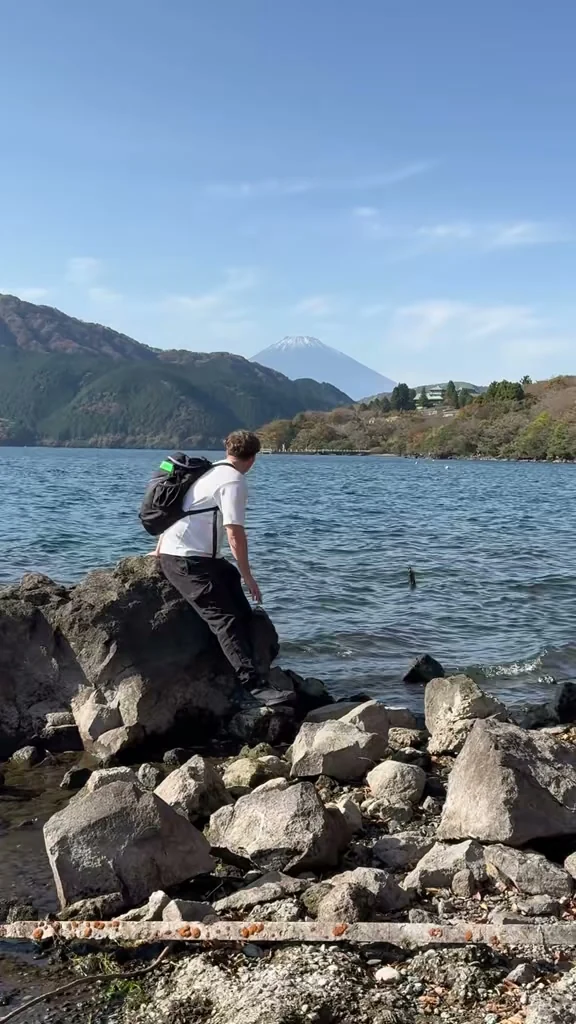Ma vidéo : je marche au bord du lac Ashi, le Fuji au loin